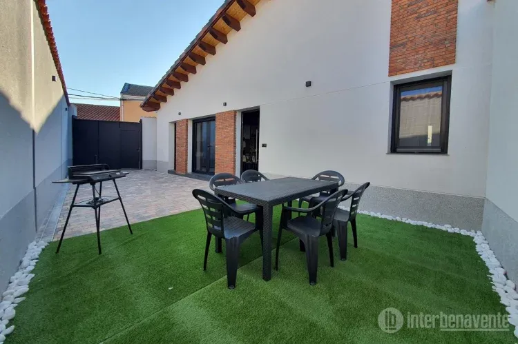 Imagen de fachada patio y zona barbacoa