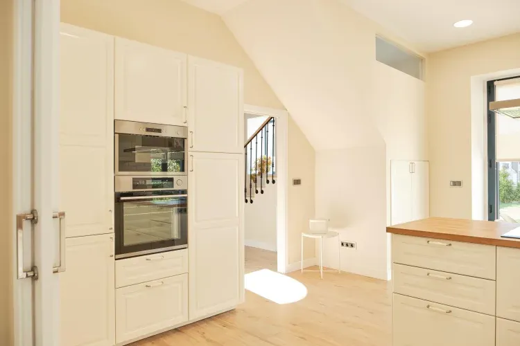 Imagen de Cocina con acceso directo al jardín