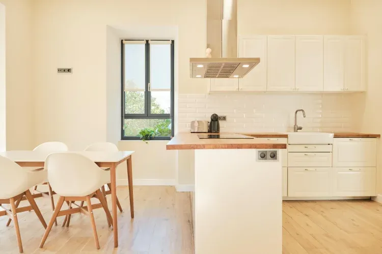 Imagen de Cocina con acceso directo al jardín
