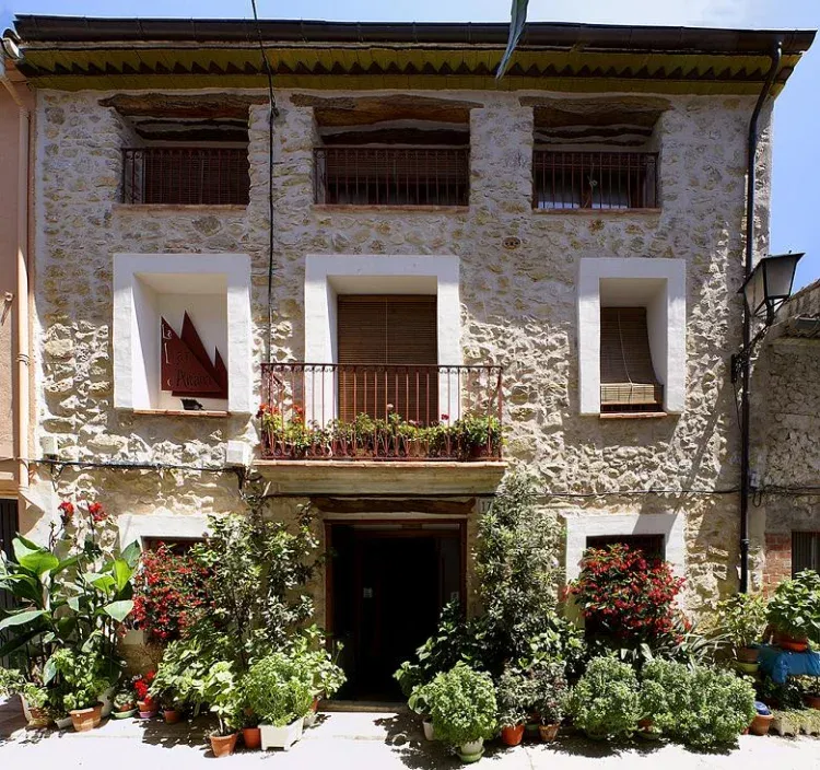 Imagen de Fachada y entrada a la casa con macetas