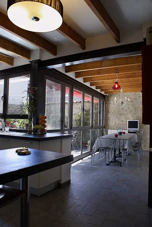 Imagen de Cocina, comedor, patio integrados