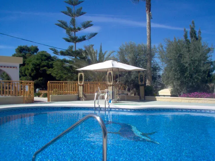 Imagen de 2-Piscina con cenador
