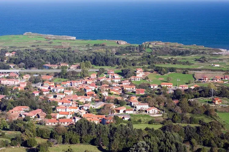 Imagen de Vista general del pueblo de Villahormes de Llanes . 