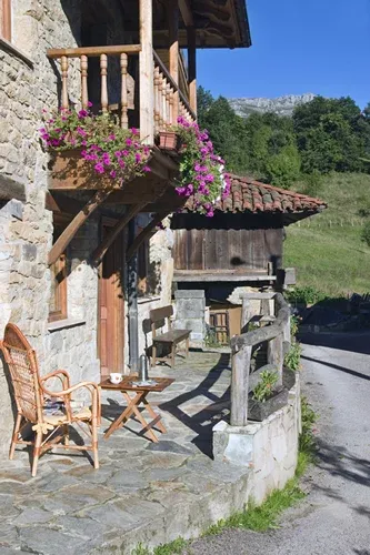 Imagen de entrada al apto. Osa Tola y horreo-biblioteca