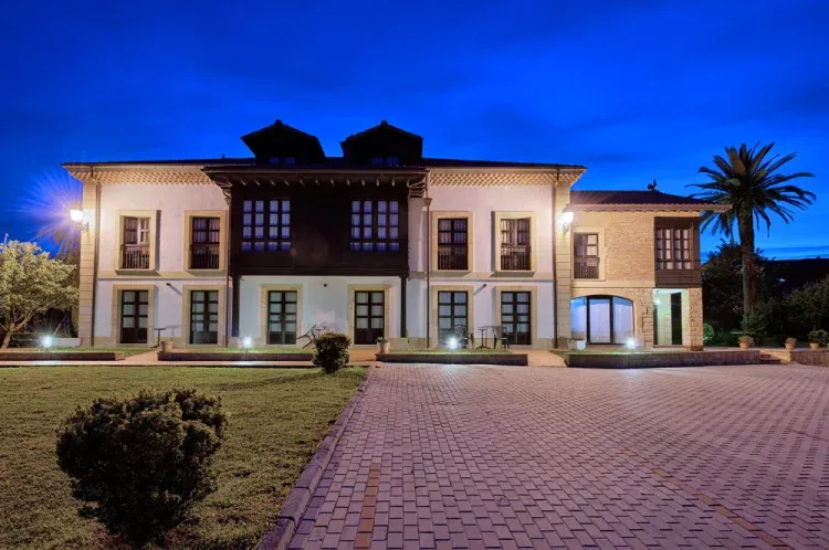 Imagen de Fachada de la casa de noche