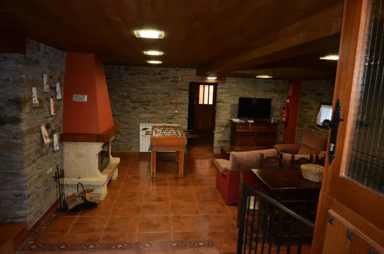 Imagen de sala de juegos,chimenea y sala de reuniones