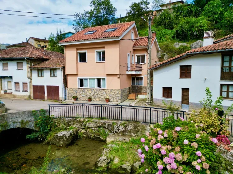 Imagen de casa al lado del rio