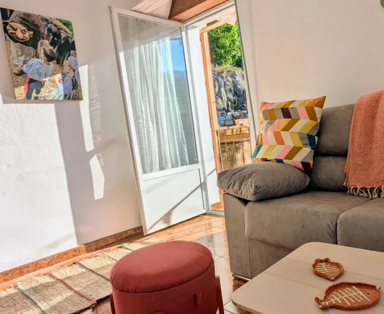 Imagen de sala #2 con balcon para disfrutar amanecer