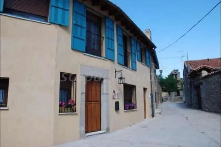 Imagen de Fachada e iglesia al fondo