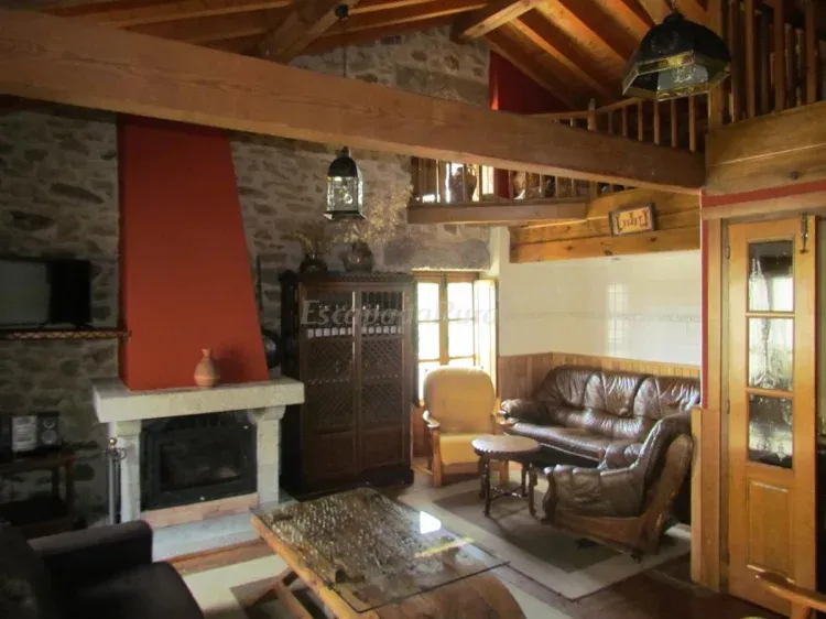 Imagen de Salón de piedra y madera Casa la Esperilla de Gredos.