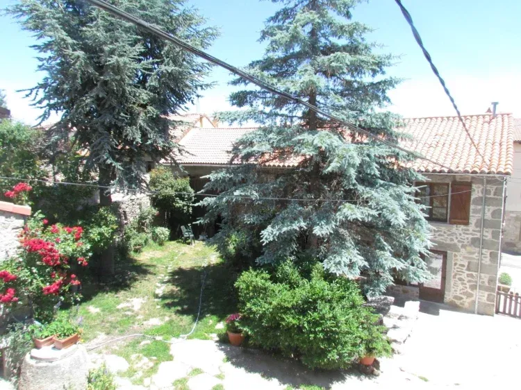 Imagen de Fachada y jardín Casa la Esperilla, Navarredonda de Gredos.