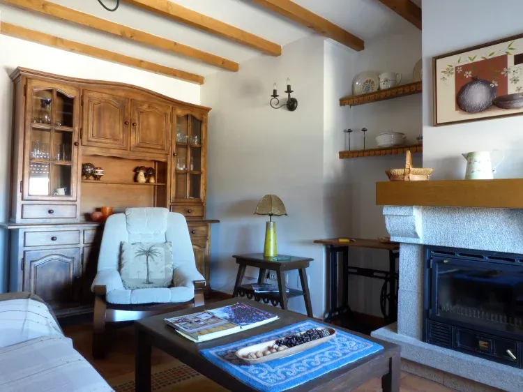 Imagen de Salón comedor con chimenea