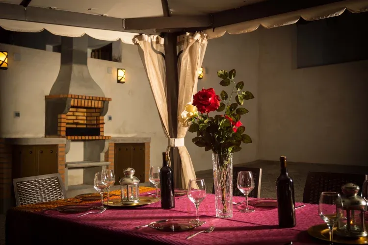 Imagen de Detalle mesa de pergola en gran patio de 131 m2
