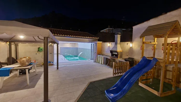 Imagen de Gran patio, fondo piscina 
