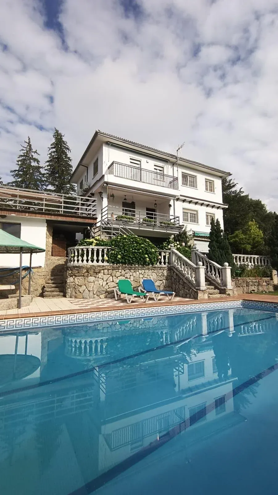 Imagen de piscina y chalet