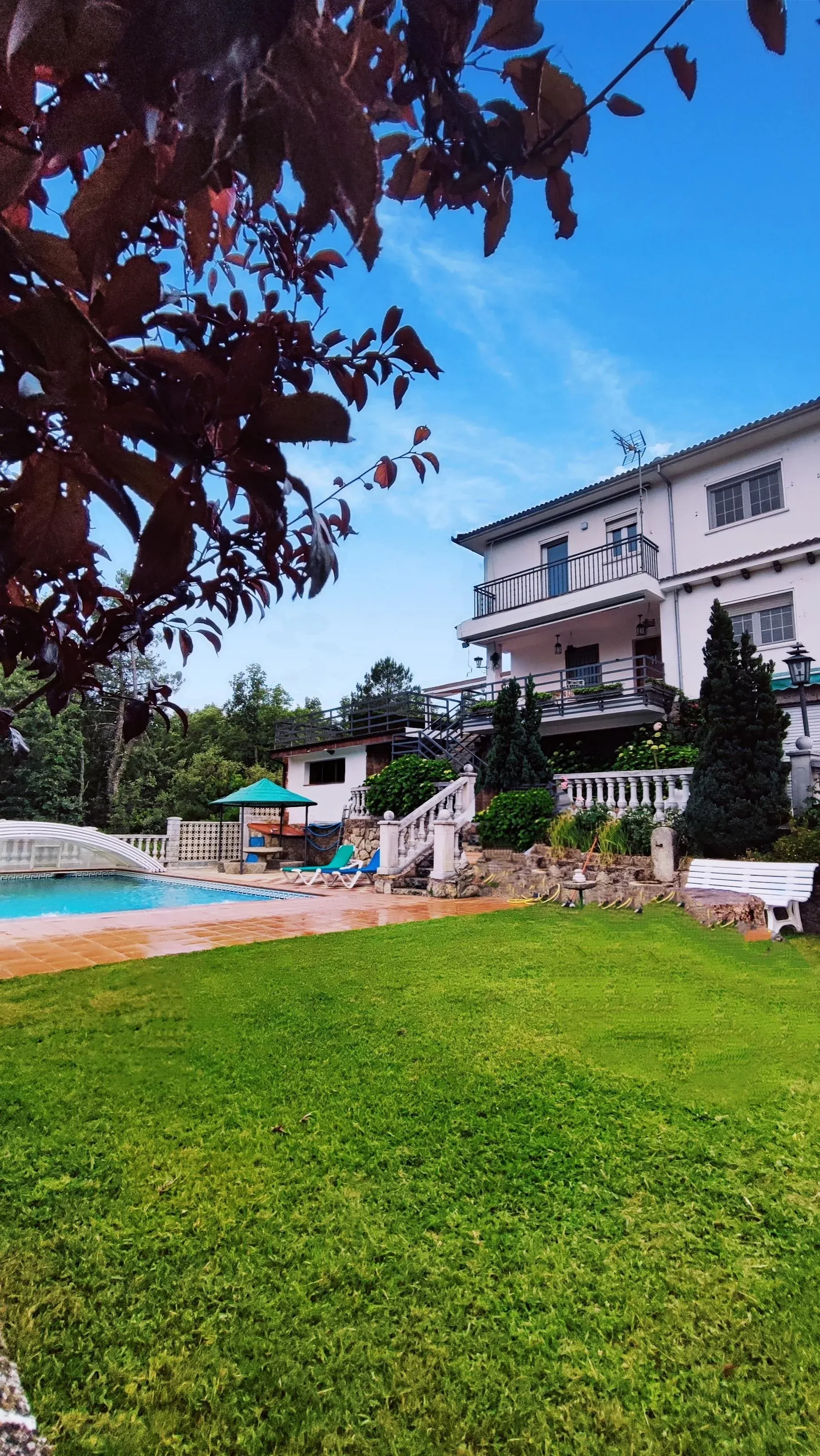 Imagen de jardín casa y piscina