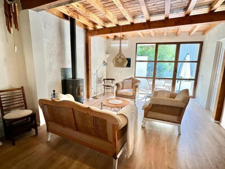 Imagen de Salón con chimenea con salida al patio interior.