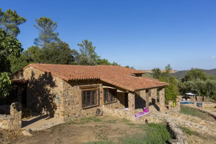Imagen de Casa y proximidades, con la piscina al fondo.