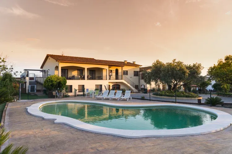 Imagen de piscina y fachada 