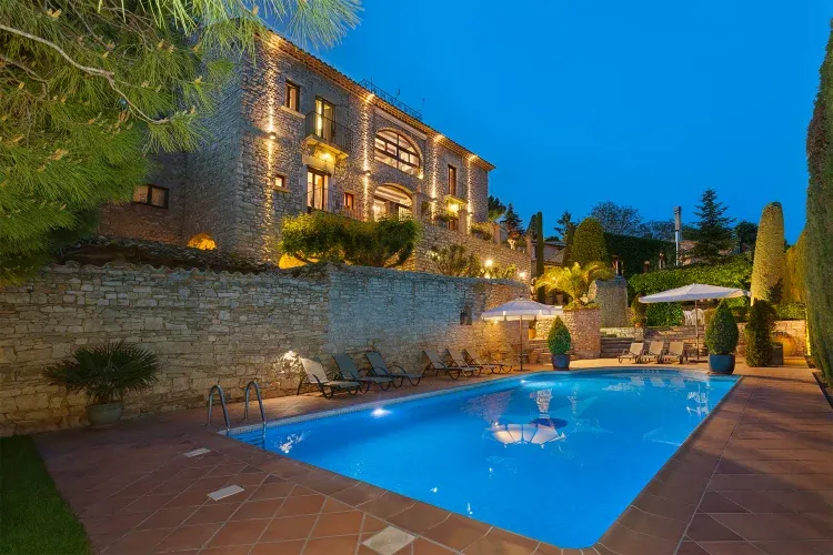 Imagen de Cal Carulla, jardín con piscina exterior.