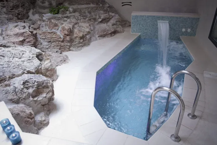Imagen de Spa con piscina climatizada y jacuzzi.
