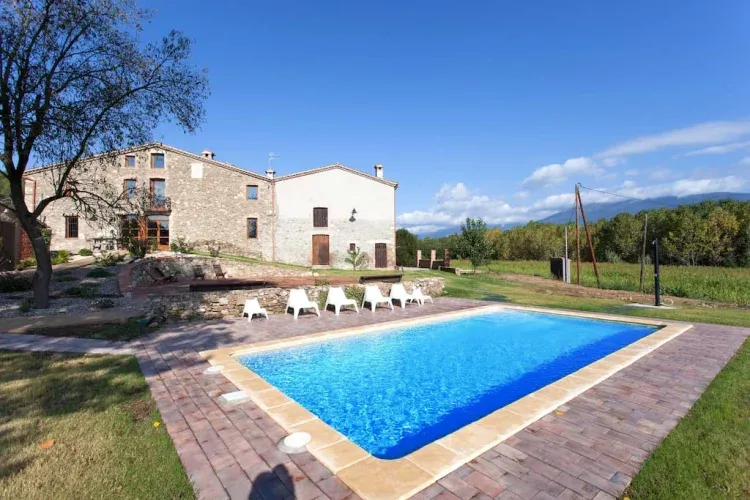 Imagen de Piscina y fachada sur