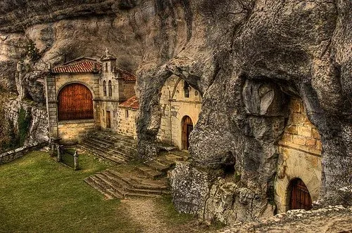 Imagen de monumento cercano Ojo Guareña