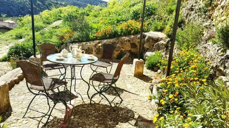 Imagen de Terraza bajo el castillo