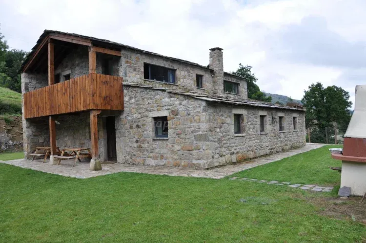 Imagen de Entrada y porche en la fachada sur y fachada este