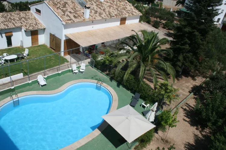 Imagen de Vista de la casa y la piscina