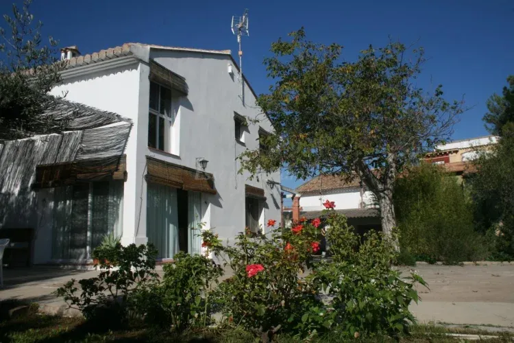 Imagen de Rosal frente a la fachada