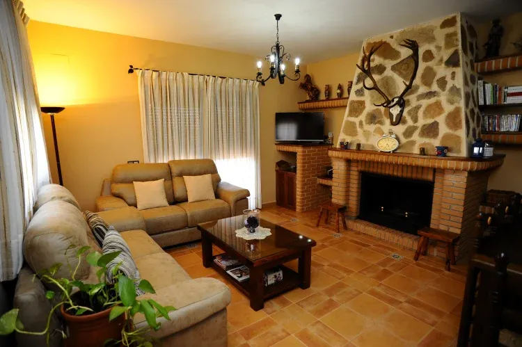 Imagen de Salon con chimenea y aire acondicionado.