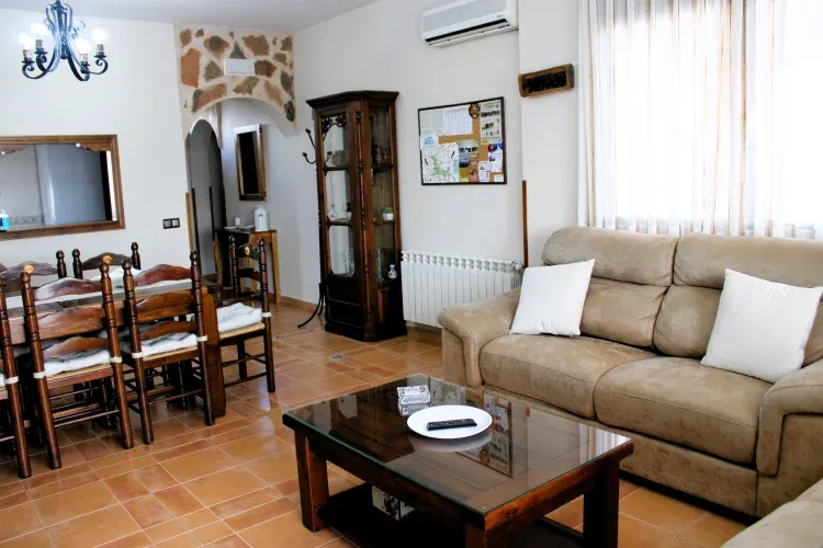 Imagen de Salon con chimenea y acceso a cocina.
