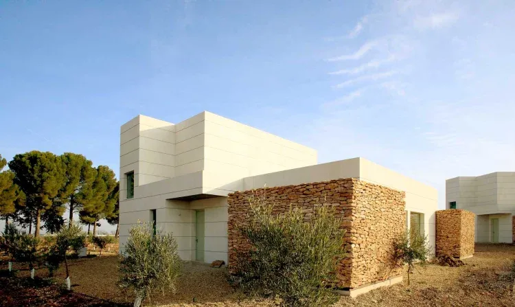 Imagen de Finca Luz de Alba. Primer Centro ECO Óleo Turístico Experiencial de España.Arquitectura vanguardista inserta  en un mar de olivos