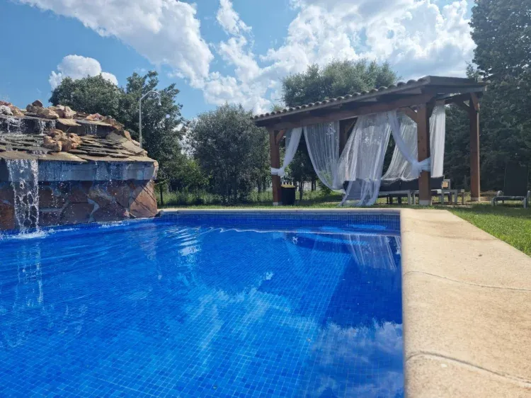 Imagen de Zona de baño con cascada y sombraje