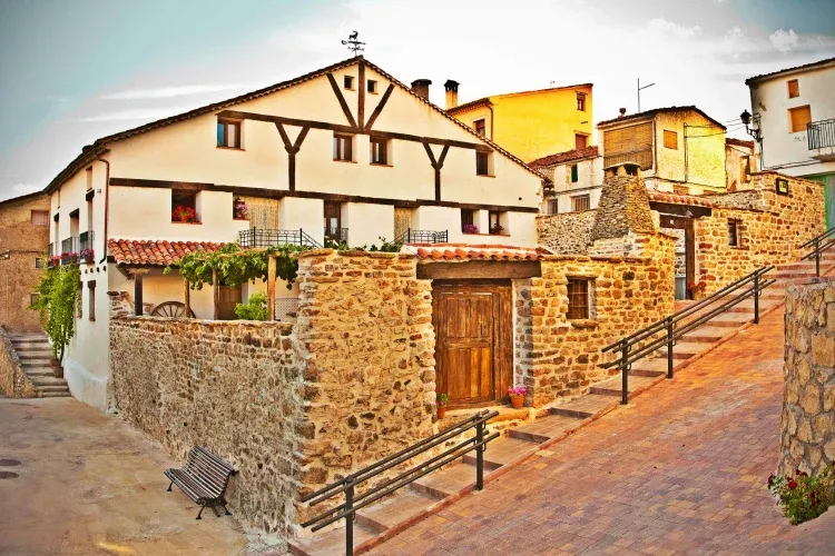 Imagen de Casa Rural Serranía, Valdemeca (Cuenca). Fachada frontal. Antigua Casa Nobiliaria restaurada de 460m de planta.
