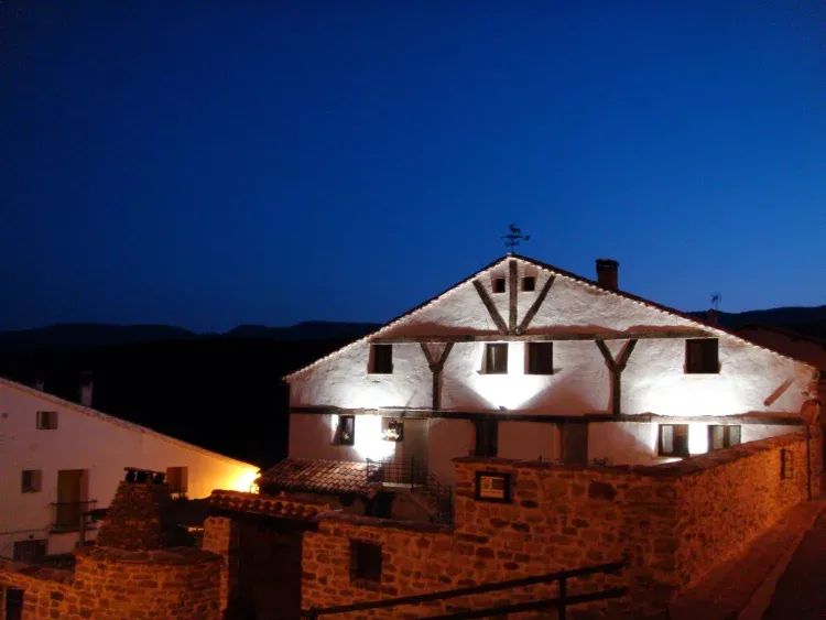 Imagen de Casa Rural Serranía, Valdemeca (Cuenca). Fachada frontal. Antigua Casa Nobiliaria restaurada de 460m de planta.