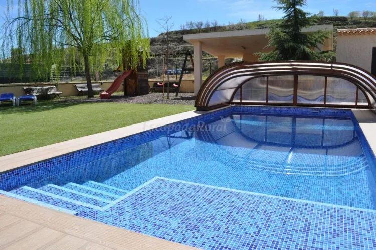 Imagen de Piscina diseño ludico y zona barbacoa nevera