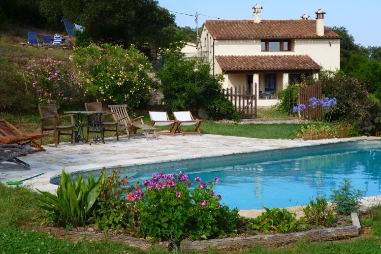 Imagen de La casa con el jardin y la piscina