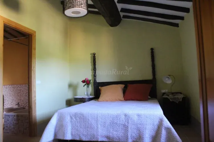 Imagen de dormitorio con baño