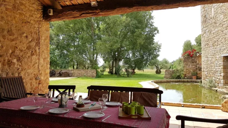 Imagen de porche cubierto con vistas al jardín