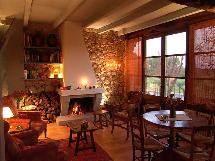 Imagen de Sala de estar con chimenea