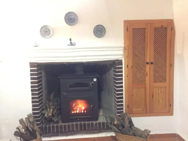 Imagen de Estufa-chimenea en cocina