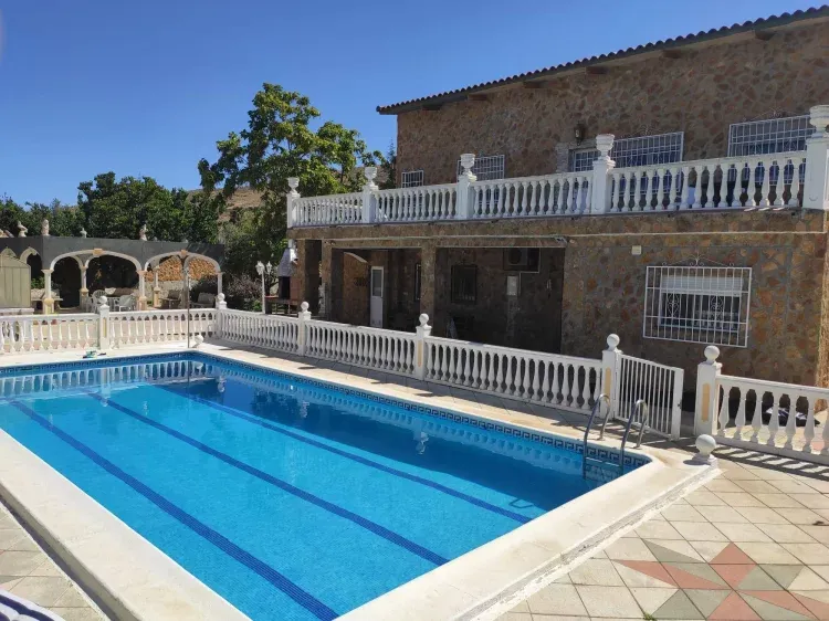 Imagen de Piscina y casa