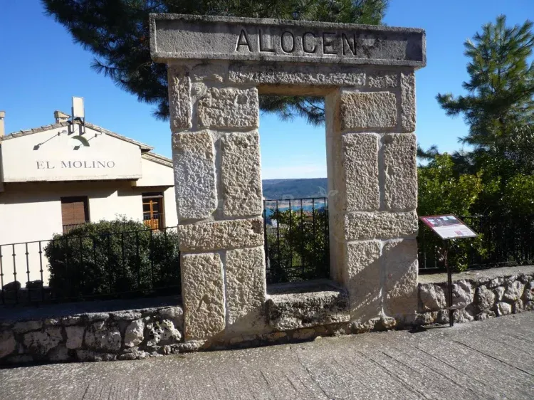 Imagen de Entrada casco urbano. Letrero antigua estación ferrocarril de Alocén