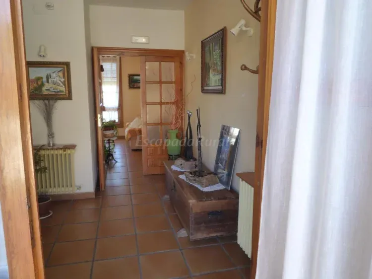 Imagen de Entrada casa rural, con arcón de madera y detalles de forja