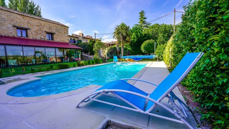 Imagen de JARDIN CON PISCINA