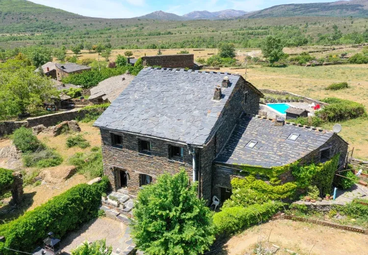 Imagen de EL CALLEJÓN DE LA GATA. Magnifica Casa rural de 320 m2  útiles en los Pueblos Negros de la Sierra alcarreña. De alquiler íntegro para grupos que quieran venir a disfrutar de la Naturaleza. ¡Mira que perspectiva de su fachada principal con barbacoa en el patio delantero y piscina privada en la parte trasera de la Casa!