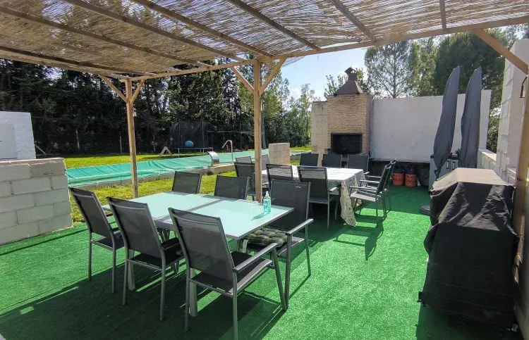 Imagen de Zona barbacoa con 16 sillas