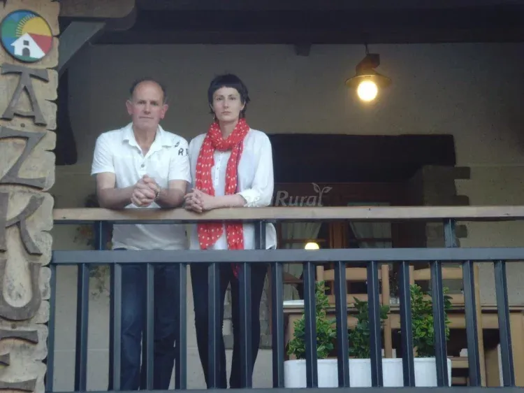 Imagen de Joxemari y Nagore, propietarios de la casa Rural Azkue Agroturismo.